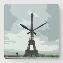 Torre Eiffel em uma Noite Nublada