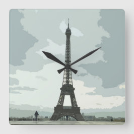 Relógio Quadrado Torre Eiffel em uma Noite Nublada