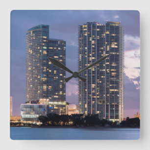 Relógio Quadrado Torres do condomínio no beira-rio em Miami