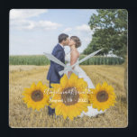 Relógio Quadrado trio de girassol - sua foto de casamento<br><div class="desc">Relógio de Parede Quadrado com um trio de girassóis com sua foto de casamento como fundo. Excelente para os casamentos do seu país. A única arte floral de Alma Wad em tom de colheita/verão incorpora os nomes dos casais e a data de seu casamento nas flores. Para ver toda a...</div>