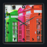 Relógio Quadrado Uma Fileira de Caixas de Telefone com Cor Brilhant<br><div class="desc">Uma linha brilhante e alegre de cabines telefônicas/caixas telefônicas. Estes telefones públicos à moda antiga são um ícone cultural de Londres,  Inglaterra e podem ser vistos em todo o Reino Unido. Suas cores neonatais adicionam um tom divertido e caprichoso.</div>