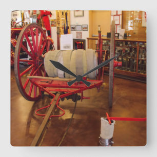 Relógio Quadrado Vintage Red Big Wheel Fire Reel 