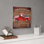 Relógio Quadrado Vintage Red Truck | Farmhouse Natal<br><div class="desc">Adicione um olhar de na moda e moda à sua casa ou escritório com nosso relógio de Natal ruidoso de caminhão vermelho. Apresentando um caminhão vermelho vintage para adicionar ao charme rústico. Estamos ligeiramente obcecados com xadrezes e caminhões vermelhos com árvores de Natal nesta temporada. Os sotaques de madeira e...</div>