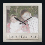 Relógio Quadrado Vintage Trendy Photo Frame com Uma Foto<br><div class="desc">Um design de vintage e de tendências com uma borda retrorativa que você pode adicionar sua selfie ou retrato favorito de um amigo. Adicione uma foto horizontal a esta decoração de feriado fofa - perfeita para as crianças. Um design retrô que te levará de volta aos dias de tirar fotos...</div>