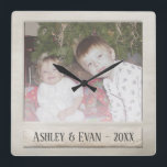 Relógio Quadrado Vintage Trendy Photo Frame com Uma Foto<br><div class="desc">Um design de vintage e de tendências com uma borda retrorativa que você pode adicionar sua selfie ou retrato favorito de um amigo. Adicione uma foto horizontal a esta decoração de feriado fofa - perfeita para as crianças. Um design retrô que te levará de volta aos dias de tirar fotos...</div>