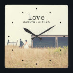 Relógio Quadrado Vintage Typewrite Text Love with Photo (Vintage Ty<br><div class="desc">Este simples e elegante relógio apresenta sua foto pessoal favorita,  e a palavra "amor" em texto de máquina de escrever estilo vintage com seus nomes embaixo para personalizar. Você pode usar o modelo para remover facilmente os pontos que representam as horas,  se desejar.</div>