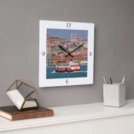 Relógio Quadrado Vista de Lisboa com o velho ferry no rio Tagus