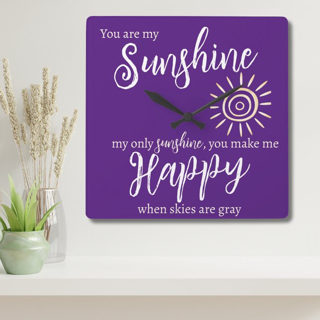 Relógio Quadrado Você é o meu sol me faz feliz roxo com o sol (You Are My Sunshine You Make Me Happy lyrics clock with purple background modern script & yellow sun)