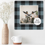 Relógio Quadrado Xadrez Azul E Preta - Melhor Presente Do Avô Com F<br><div class="desc">Esta Xadrez Azul e Negra Melhor Presente do Vovô é uma maneira séria e única de mostrar sua apreciação e amor pelo seu avô. A estrutura é feita de um tecido de xadrez azul e preto de alta qualidade que lhe dá uma sensação rústica e encantadora. As palavras "Melhor Avô"...</div>