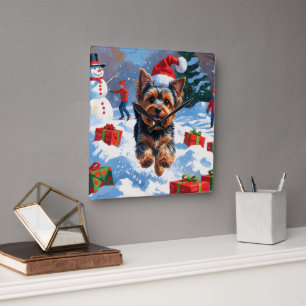 Relógio Quadrado Yorkshire Terrier na Neve com Chapéu de Natal