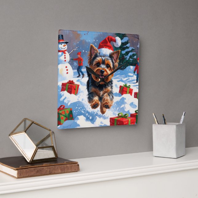 Relógio Quadrado Yorkshire Terrier na Neve com Chapéu de Natal (Escritório)