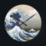 Relógio Redondo A grande onda fora de Kanagawa<br><div class="desc">Arte japonesa do vintage a grande onda fora de Kanagawa ou a onda.  trabalhos de arte impressionantes no estilo do ukiyo-e por um grande Katsushika mestre Hokusai.  arte do vintage em produtos modernos do dia de Zazilicious</div>