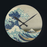 Relógio Redondo A onda do Excelente de Kanagawa<br><div class="desc">A onda Excelente de Kanagawa A onda Excelente de Kanagawa, também conhecida como A onda Excelente ou simplesmente A onda, é um impressão de bloco de madeira da artista japonesa Katsushika Hokusai. Exemplo de arte ukiyo-e, ela foi publicada entre 1830 e 1833 como a primeira na série 36 Views do...</div>