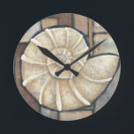 Relógio Redondo Abalone Shell<br><div class="desc">Charikilia Zarris é uma artista talentosa conhecida por sua trabalho de arte oceânica. As imagens dela são pacíficas e calmas,  relaxando-vos com cada fotografia. Pegue esta trabalho de arte náutica com uma casca de Abalone sendo o centro de tudo,  junto com azulejos e um belo esquema de cores.</div>