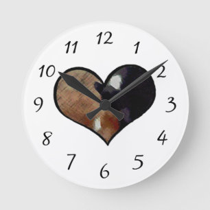 Relógio Redondo Abraço do cão e gato em um Yin dado forma coraç