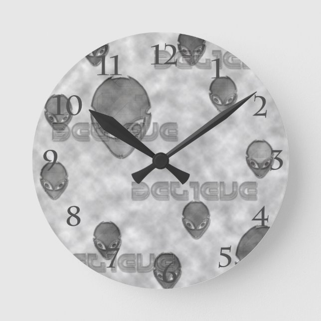 Relógio Redondo Alienígena Acredita (Frente)