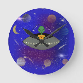Relógio Redondo Alienígena em espaçonave Vestindo camiseta do Novo