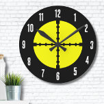 Relógio Redondo Alvo de disparo<br><div class="desc">Este relógio apresenta um impressão simples, mas impressionante, de um clássico design de tiro amarelo e preto ou de escopo de arcada. O relógio da ronda de tiro desportivo é perfeito para entusiastas de filmar esportes ou arquiteturas. Sua estética limpa e focada adiciona um toque esportivo e propositado a qualquer...</div>