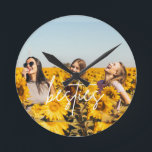 Relógio Redondo Amizade de Fotografias do Melhor Amigo<br><div class="desc">Relógio personalizado com sua foto favorita de você e seu(s) melhor(s) amigo(s)! Faz um belo presente personalizado para o seu melhor amigo e adiciona um toque de diversão à decoração do seu quarto.</div>