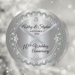 Relógio Redondo Aniversário de Casamento 10º de Ouros do Coração E<br><div class="desc">Opulent elegance enquadra esta design do 10º aniversário de casamento em um único design de diamante escalado com diamante de lágrima central com faíscas adicionadas em um gradiente colorido de estanho. Design original por Holiday Hearts Design (direitos reservados). Por favor, note que todos os embelezamentos são impressos e feitos apenas...</div>