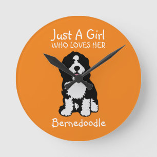 Relógio Redondo Apenas uma garota que ama seu Bernedoodle
