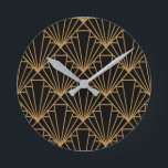 Relógio Redondo Art Deco<br><div class="desc">Este relógio tem um design de Art Deco de diamantes e triângulos em ouro num campo de preto.</div>