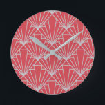Relógio Redondo Art Deco<br><div class="desc">Este relógio tem um design de Arte Deco de diamantes e triângulos em prata num campo de burgundy.</div>