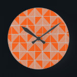 Relógio Redondo Art Deco Quebra-cabeça<br><div class="desc">Este relógio tem um design de arte de quadrados dividido em metade por linhas diagonais de prata. Os quadrados são então reunidos num campo de laranja.</div>