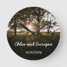 Relógio Redondo Árvores da silhueta e Weddin personalizado luz