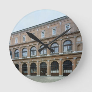 Relógio Redondo Asa restante de um monastério, agora academia de