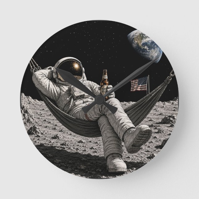 Relógio Redondo Astronauta Relaxando com Cerveja na Lua (Frente)