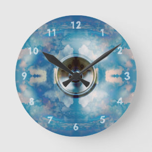 Relógio Redondo Auto-falante da música e céu azul nebuloso
