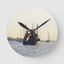 Relógio Redondo Barco de Pesca Paz e Abundância ao Amanhecer
