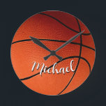 Relógio Redondo Basquete Seu Nome Personalizado<br><div class="desc">Imagens e Trabalhos de arte desportivos digitais - Nós adoramos basquete - Esportes populares americanos</div>
