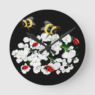Relógio Redondo Bebês-frade e flores brancas em preto