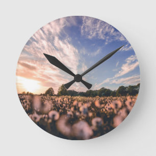 Relógio Redondo belo céu sobre o plano