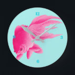 Relógio Redondo Blue Pop Art Pink Goldfish Modern<br><div class="desc">Um peixe dourado cor-de-rosa num bloco de cor sólida azul. Uma grande imagem de um peixe para colorir suas paredes ou como um relógio de parede único.</div>