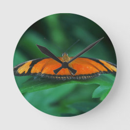 Relógio Redondo Borboleta laranja brilhante e preta na folha