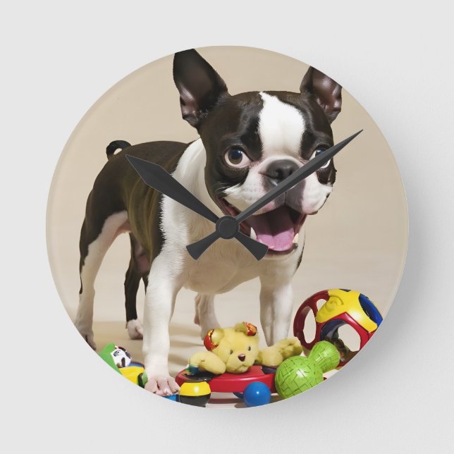 Relógio Redondo Boston Terrier Dog Brincando com Brinquedos (Frente)