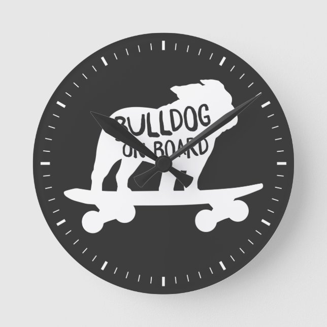 Relógio Redondo Bulldog do Skateboard em Inglês no Conselho (Frente)