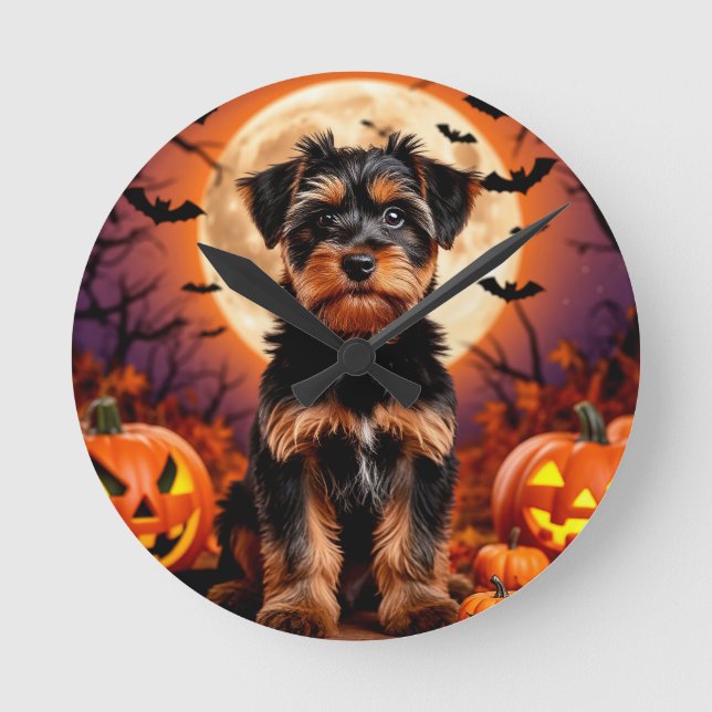 Relógio Redondo Cachorrinho Adorável com Fundo de Halloween (Frente)