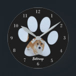 Relógio Redondo Cachorro de Impressão Cachorro Foto Personalizada<br><div class="desc">Belo relógio de fotos de cachorro para celebrar um novo cachorrinho ou criar um presente memorial para um estimador que morreu. Personalize este design com formato de impressão de pata fofo com uma fotografia sob os adoráveis pads de pata. Adicione sua própria foto de cachorro ou gato e personalize com...</div>