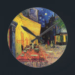 Relógio Redondo Café Terrace à noite por Vincent van Gogh<br><div class="desc">Café Terrace, no Place du Forum, de Vincent van Gogh, é uma pintura de paisagens arquitetônicas de apos impressionismo de arte. Uma vista exterior de um restaurante com mesas, cadeiras, garçons e jantar em pessoas. Uma bela noite com estrelas no céu em Arles, França. Sobre o artista: Vincent Willem van...</div>