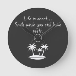 Relógio Redondo Camiseta Retro com Carinha Sorridente - Humor Dive