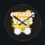Relógio Redondo Camiseta Vibes de Volta às Aulas 4ª Série Primeiro<br><div class="desc">Camiseta Vibes de Volta às Aulas 4ª Série Primeiro Dia Professor Crianças 4ª, série, camiseta, ideias de presente, de volta às aulas, 2021, primeiro dia de aula, ideia de presente, 4ª série, aluno, professor, quarta série, escola quarta série, professor da 4ª série, aluno, ensino, esquadrão da 4ª série, crianças, presentes...</div>