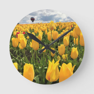 Relógio Redondo Campo de tulipa amarela com balão de ar quente