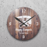 Relógio Redondo Campos Felizes, Rustic Camping Trailer Nome da Fam<br><div class="desc">Felizes Campos Rusticos Acampando Trailer Nome Família Clocks.</div>