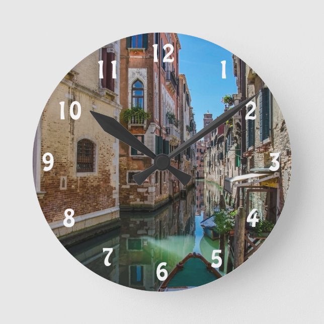 Relógio Redondo Canal estreito de rua em Veneza Acrylic Wall Clock (Frente)
