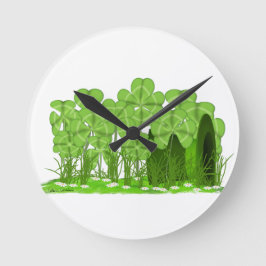 Relógio Redondo Cartola do Leprechaun Deitada em Campo de Shamrock