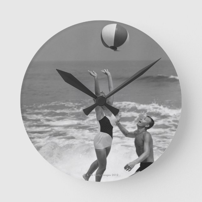 Relógio Redondo Casal jogando com um beachball (Frente)